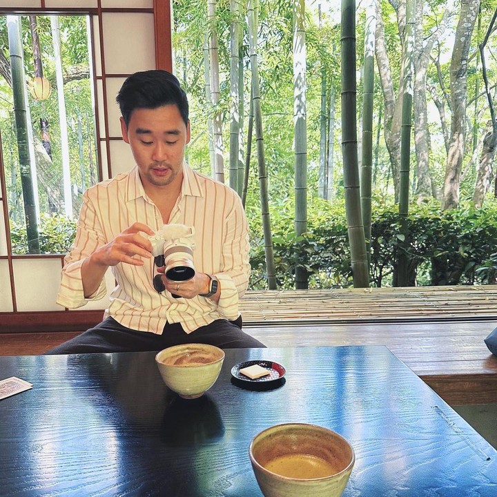 <p>Tak lupa, Jesse Choi dan Maudy Ayunda juga menyempatkan diri untuk mencoba berbagai kuliner khas Negeri Sakura. (Foto: Instagram @maudyayunda)</p>