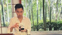 <p>Tak lupa, Jesse Choi dan Maudy Ayunda juga menyempatkan diri untuk mencoba berbagai kuliner khas Negeri Sakura. (Foto: Instagram @maudyayunda)</p>