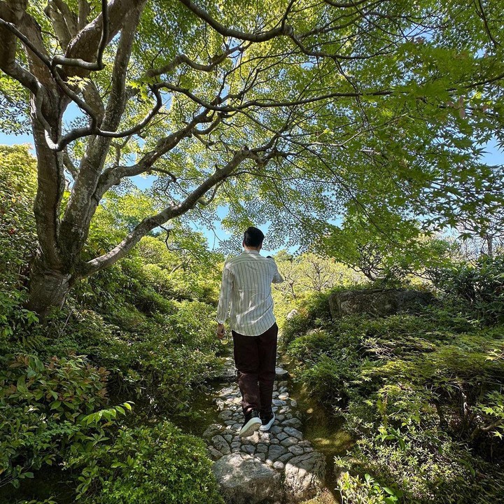 <p>Ketika berkunjung ke Jepang, Maudy Ayunda dan Jesse Choi banyak menghabsikan waktu dengna berjalan-jalan menysuri tempat dengan pemandangan alam yang sangat asri. (Foto: Instagram @maudyayunda)</p>