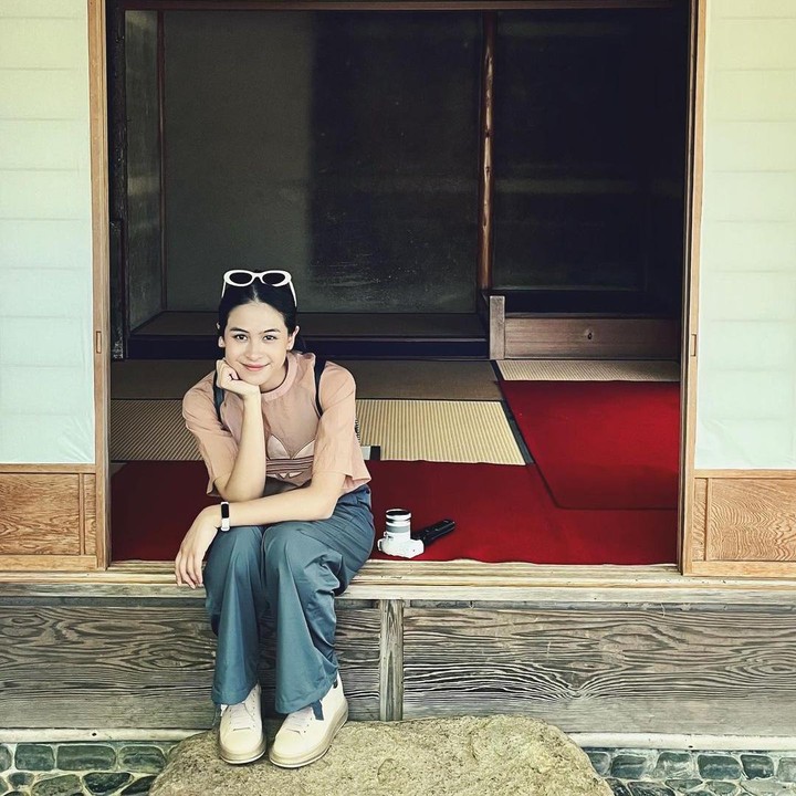 <p>Maudy Ayunda bercerita, liburan ke Jepang menjadi momen <em>bonding</em> yang istimewa bersama sang suami. Ia dan Jesse Choi menghabiskan waktu berkualitas sambil jalan-jalan.<em> "Walks & conversations make the best combo,"</em> tulisnya di keterangan foto. (Foto: Instagram @maudyayunda)</p>