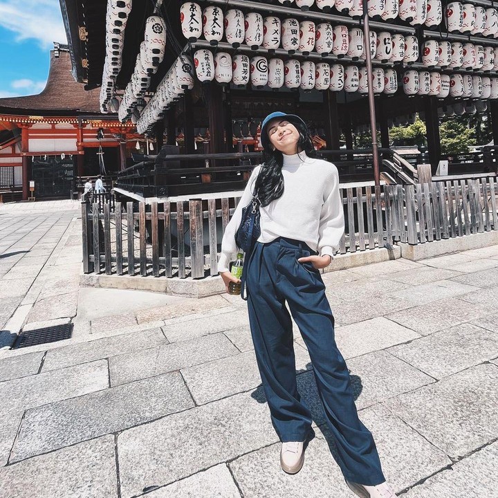 <p>Pasangan ini memilih destinasi wisata Kyoto, salah satu kota yang terletak di Pulau Honshu, Jepang. Maudy tak lupa membagikan potret keseruannya ke media sosial. (Foto: Instagram @maudyayunda)</p>