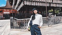 <p>Pasangan ini memilih destinasi wisata Kyoto, salah satu kota yang terletak di Pulau Honshu, Jepang. Maudy tak lupa membagikan potret keseruannya ke media sosial. (Foto: Instagram @maudyayunda)</p>