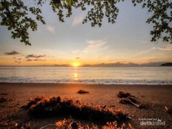 Bicara Keindahan Sunset, Pantai Yenbekaki Raja Ampat Tiada Duanya