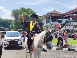 Unik! Wisudawan UGM Hendro Pleret Naik Kuda Putih Keliling Kampus