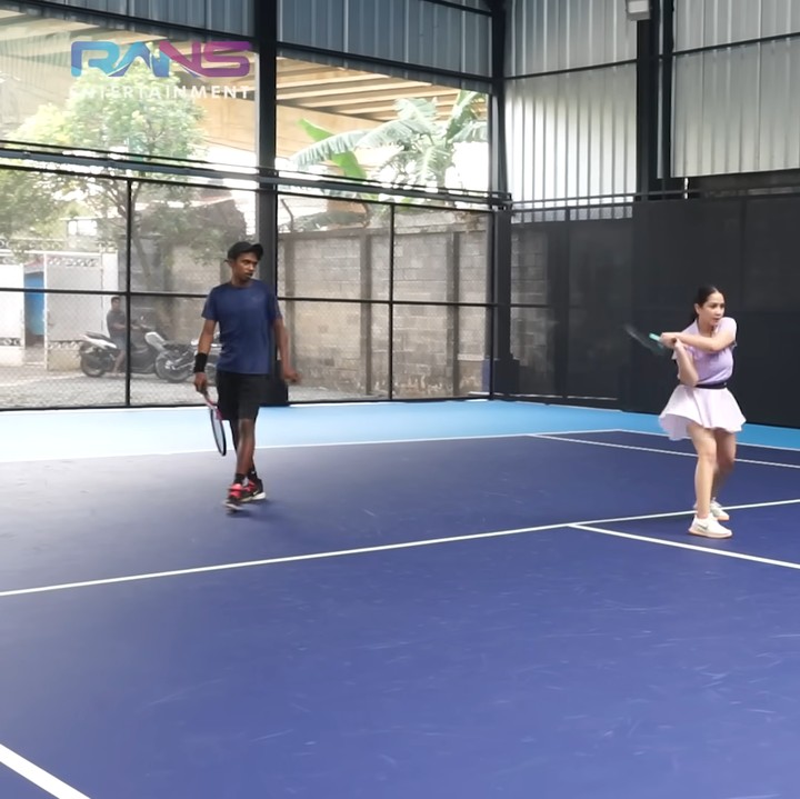 <p>Selain mereka, ada juga Nagita Slavina yang hobi bermain tenis. Nagita tampil stylish dengan<em> polo shirt</em> warna <em>lilac,</em> serta rok dan sepatu warna putih. Ketika bermain tenis, ia juga membawa Cipung sang putra yang menyaksikan ibunda dari pinggir lapangan. (Foto: YouTube Rans Entertainment)</p>