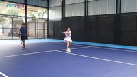 <p>Selain mereka, ada juga Nagita Slavina yang hobi bermain tenis. Nagita tampil stylish dengan<em> polo shirt</em> warna <em>lilac,</em> serta rok dan sepatu warna putih. Ketika bermain tenis, ia juga membawa Cipung sang putra yang menyaksikan ibunda dari pinggir lapangan. (Foto: YouTube Rans Entertainment)</p>