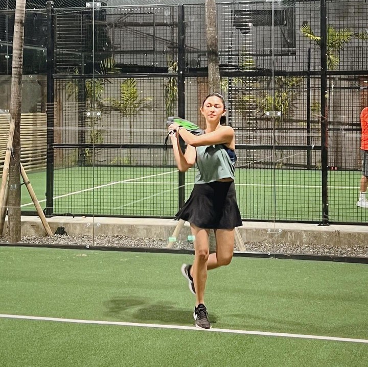 <p>Tak mau kalah, Nana Mirdad juga terlihat kece saat berlatih tenis bersama sang suami, Andrew White. Ia mengenakan baju tenis warna hitam yang dilapis dengan <em>tanktop</em> hijau. <em>Sneakers</em> hitam semakin menambah kesan <em>sporty</em> pada penampilannya. (Foto: Instagram @andrew.white._)</p>