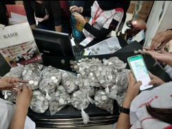 Nenek di Malang Beli Motor Pakai Uang Receh, Pegawai Hitung hingga 3 Jam