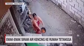 VIDEO: Emak-Emak Siram Air Kencing ke Rumah Tetangga
