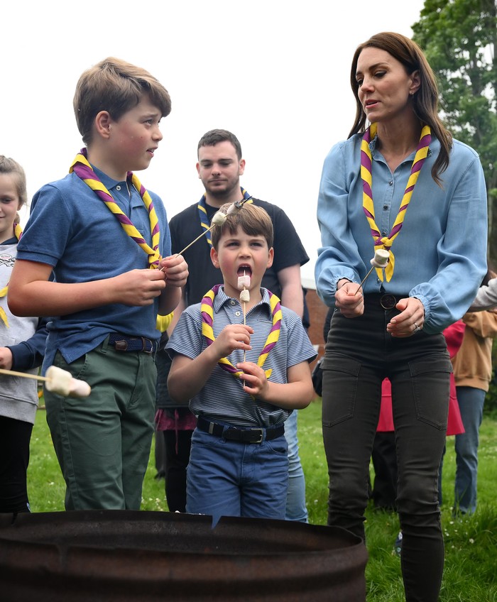 Selepas bermain ia kemudian menikmati marshmallow bersama Kate Middleton dan Pangeran George. Foto: Daniel Leal - WPA Pool/Getty Images