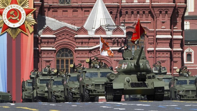 Spekulasi atas kemunculan tanda silang merah misterius di jalanan kota Moskow, ada yang menyebut sebagai target serangan drone Ukraina ke Rusia.
