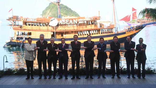 Presiden Filipina Ferdinand Marcos Jr. menjadi satu-satunya kepala negara yang tak memakai jas dalam KTT ASEAN di Labuan Bajo, Rabu (10/5).