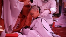 FOTO: Gemasnya Biksu Cilik Korsel Sambut Waisak