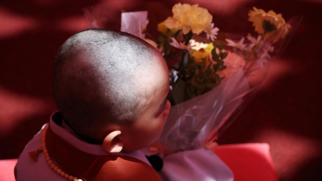 FOTO: Gemasnya Biksu Cilik Korsel Sambut Waisak