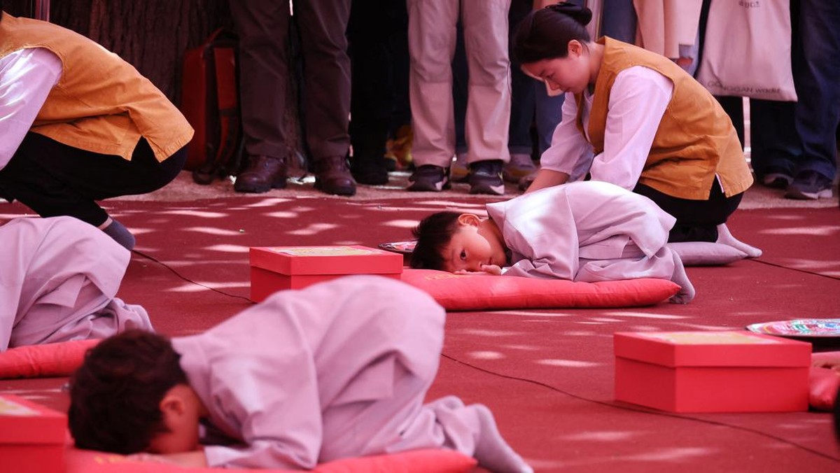FOTO: Gemasnya Biksu Cilik Korsel Sambut Waisak