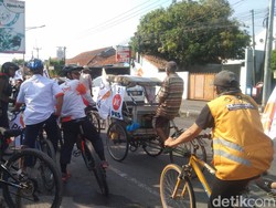 Konvoi Sepeda-Becak Jadi Pilihan PKS Majalengka Saat Daftarkan Bacaleg
