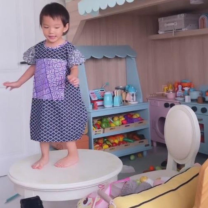<p>Claire Herbowo anak Shandy Aulia memiliki kamar yang bisa jadi idaman banyak anak, Bunda. Bukan tanpa alasan, kamar Claire dilengkapi dengan mini playground berupa dapur dan perosotan, lho. (Foto: Instagram: @shandyaulia)</p>