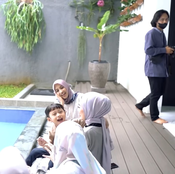 <p>Di bagian luar, terdapat kolam renang berukuran besar yang menjadi tempat favorit keluarga Rossa ketika berkumpul di rumahnya. (Foto: YouTube Rossa Official)</p>
