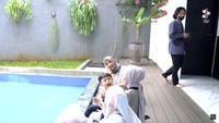 <p>Di bagian luar, terdapat kolam renang berukuran besar yang menjadi tempat favorit keluarga Rossa ketika berkumpul di rumahnya. (Foto: YouTube Rossa Official)</p>