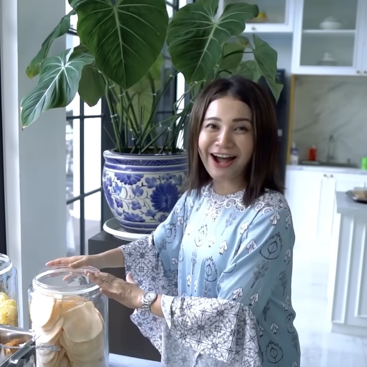 <p>Rossa juga memiliki dapur minimalis yang terletak di samping area outdoor. Ruangan itu dibatasi dengan jendela kaca yang megarah langsung ke kolam renang. (Foto: YouTube Rossa Official)</p>