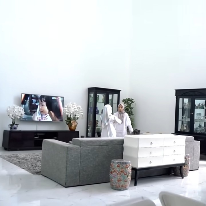 <p>Area ruang keluarga Rossa tampak sangat luas karena digunakan sebagai tempat berkumpul. Terutama di momen spesial seperti Lebaran, Bunda. Rossa meletakkan sofa berwarna abu-abu di tengah ruangan tersebut. (Foto: YouTube Rossa Official)</p>