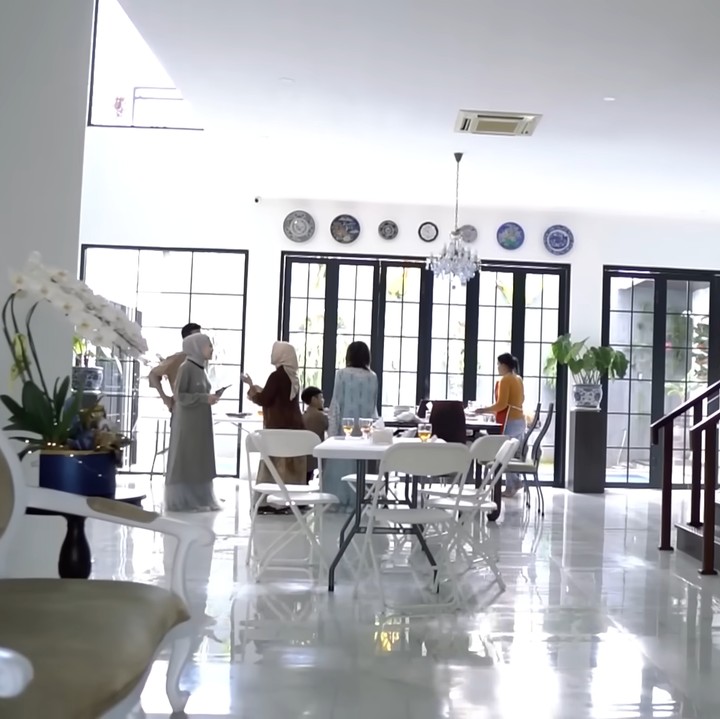 <p>Bagian dalam rumah Rossa terlihat sangat luas, Bunda. Interiornya terlihat sederhana dengan gaya minimalis. Warna putih terlihat kembali mendominasi bagian rumahnya, dengan sejumlah unsur hitam di beberapa tempat. (Foto: YouTube Rossa Official)</p>