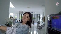 <p>Siapa tak kenal Rossa? Penyanyi berdarah Sunda ini memiliki rumah di kampung halamannya di Sumedang, Jawa Barat. (Foto: YouTube Rossa Official)</p>