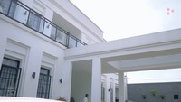 <p>Rumah Rossa di Sumedang terlihat megah dengan arsitektur mewah. Nuansa klasik begitu terasa dengan tampilan yang didominasi oleh warna putih. (Foto: YouTube Rossa Official)</p>
