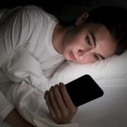 5 Kebiasaan Malam Hari yang Diam-Diam Bikin Perut Makin Buncit, Segera Hindari!