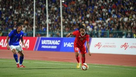 Bek Timnas U-22 Cium Kaki Orang Tua Usai Raih Emas SEA Games 2023