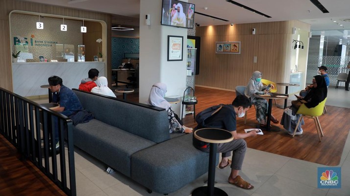 Suasana nasabah saat menunggu layanan di Bank BSI di Kantor Cabang BSI Thamrin, Jakarta Pusat, Rabu (10/5/2023). (CNBC Indonesia/Muhammad Sabki)