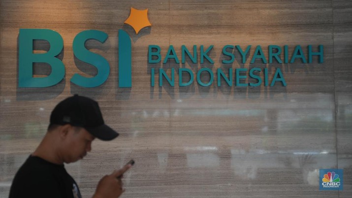 Suasana nasabah saat menunggu layanan di Bank BSI di Kantor Cabang BSI Thamrin, Jakarta Pusat, Rabu (10/5/2023). (CNBC Indonesia/Muhammad Sabki)