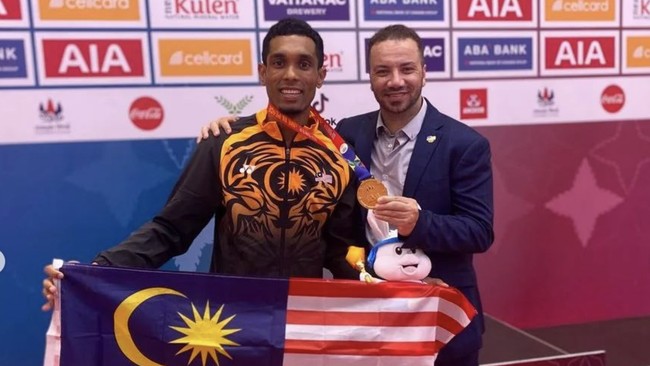 Pelatih Malaysia Tamer Abdelraouf Mourssy diusir wasit lantaran memarahi tim beregu Malaysia usai gagal meraih medali emas SEA Games 2023.