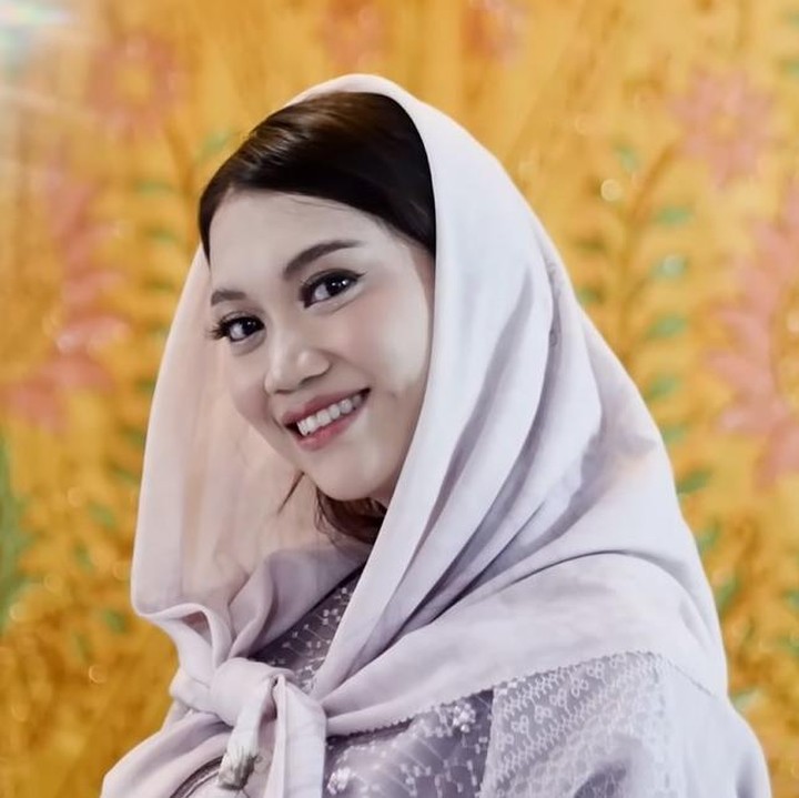 <p>Setelah siraman, Tara dan keluarga yang lain mengadakan acara pengajian. Bunda yang akan segera dikaruniai anak kedua ini tampil cantik dengan pakaian bernuansa warna abu-abu. (Foto: Instagram @taraerind/ YouTube TaraWoni Tv)</p>