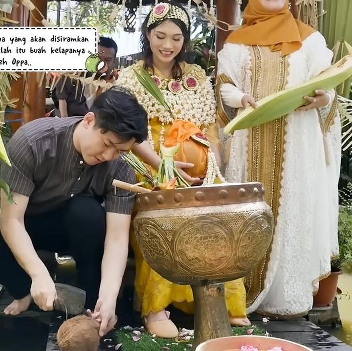 <p>Selain siraman, Jeon Sang Wan juga ikut terlibat dalam prosesi memecahkan kelapa. Pria asal Korea Selatan ini terlihat tidak canggung melakukan prosesi sakral dari adat Jawa tersebut, Bunda. (Foto: Instagram @taraerind/ YouTube TaraWoni Tv)</p>