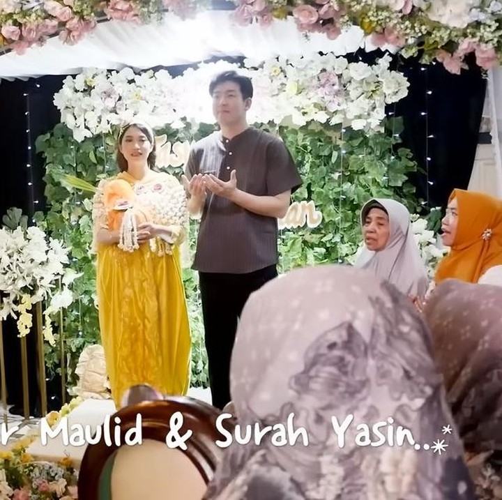 <p>Di sela-sela acara, Tara dan sang suami berdoa bersama tamu undangan. Keduanya tampak serius dan bahagia selama prosesi berlangsung. (Foto: Instagram @taraerind/ YouTube TaraWoni Tv)</p>