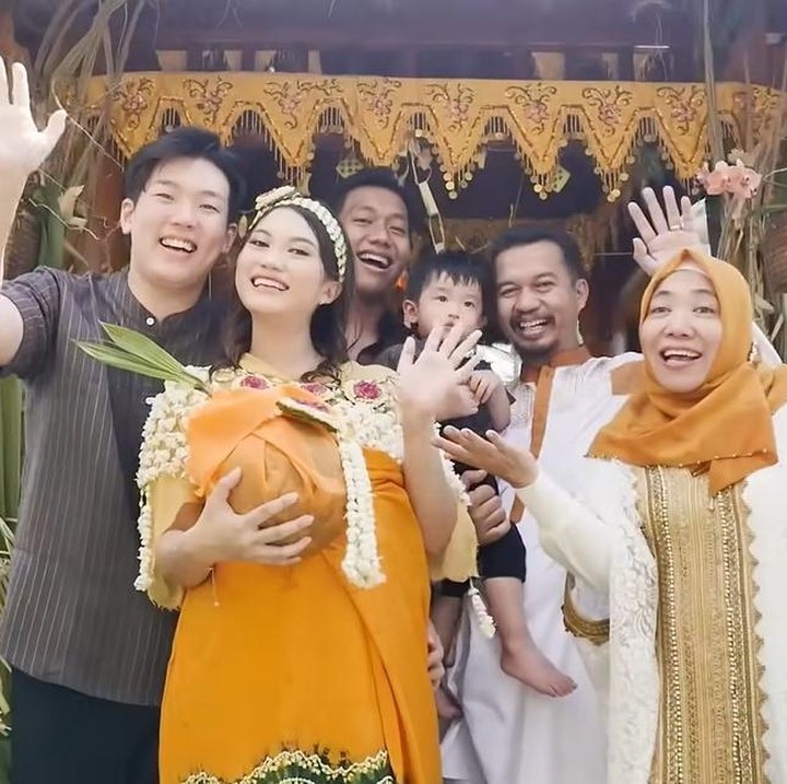 <p>Acara tasyakuran dibuka dengan prosesi siraman yang dihadiri oleh kedua orang tua Tara. Prosesi dilakukan dengan sederhana namun meriah. (Foto: Instagram @taraerind/ YouTube TaraWoni Tv)</p>