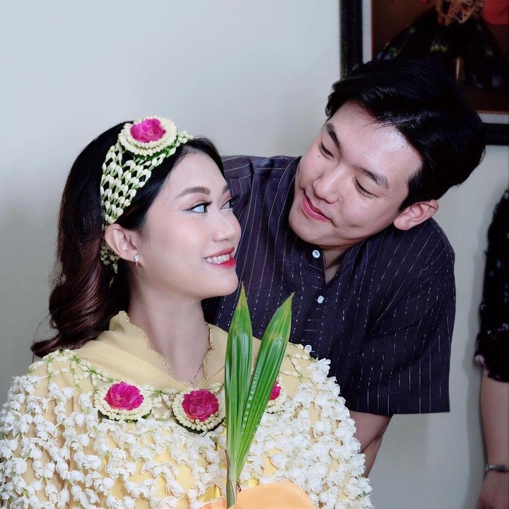 <p>Di acara ini, sang suami asal Korea, Jeon Sang Wan, ikut terlibat. Jeon Sang Wan mengikuti semua proses tasyakuran dari awal hingga selesai, termasuk prosesi siraman. (Foto: Instagram @taraerind/ YouTube TaraWoni Tv)</p>