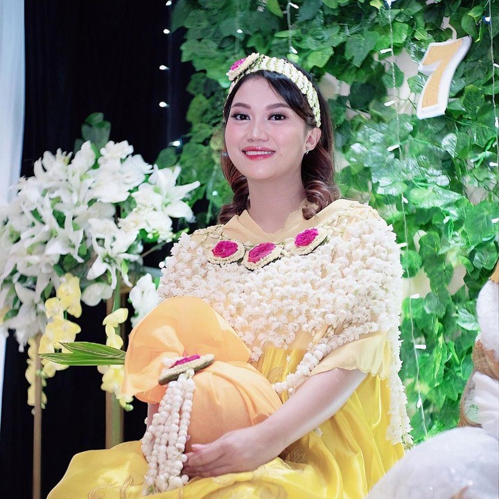 <p>Youtuber TaraWoni, Tara Erin, baru saja mengadakan acara tasyakuran 7 bulanan kehamilan keduanya. Tara mengadakan acara ini di kampung halamannya, Indonesia. (Foto: Instagram @taraerind/ YouTube TaraWoni Tv)</p>