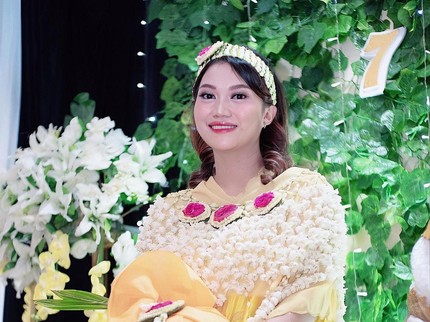 Potret 7 Bulanan Youtuber TaraWoni, Seru Suami Korea Ikut Pecahkan Kelapa ala Adat Jawa