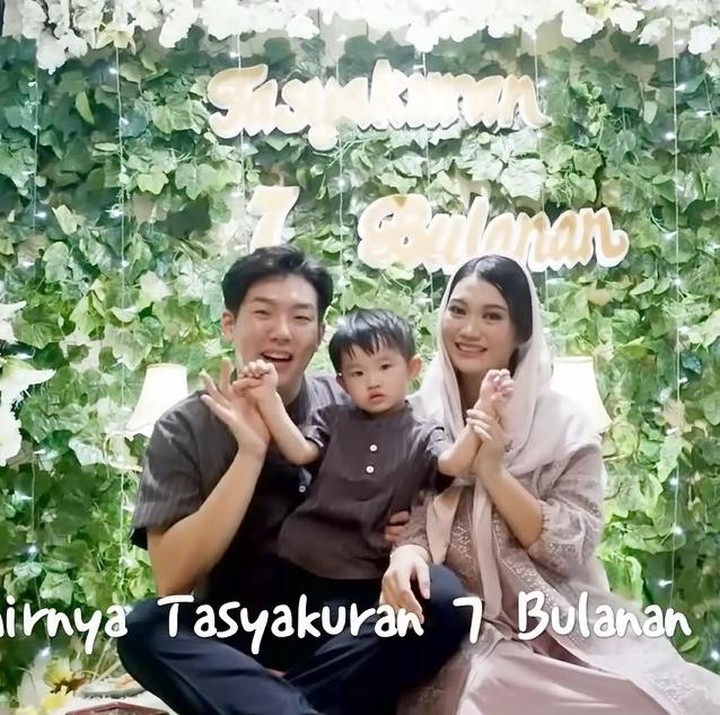 <p>Acara tasyakuran 7 bulanan Tara berjalan lancar. Keduanya mengaku bahagia bisa mengadakan acara ini jelang persalinan. (Foto: Instagram @taraerind/ YouTube TaraWoni Tv)</p>