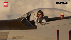 VIDEO: Momen Tom Cruise Pidato Kemenangan Sambil Terbangkan Pesawat