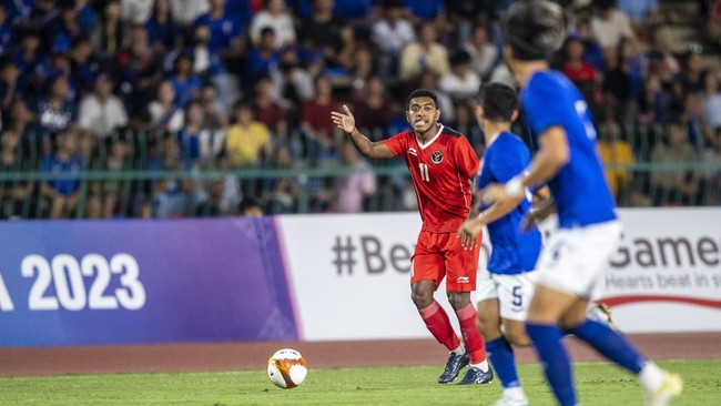 Pemain Timnas Indonesia U-22 Jeam Kelly Sroyer dihadiahi motor saat tiba di kampung halamannya, Biak Numfor, Papua.