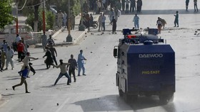 Pakistan Ricuh usai Penangkapan Eks PM Imran Khan, 945 Orang Ditahan