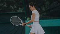 <p>Wulan Guritno juga terlihat memesona ketika bermain tenis. Wanita berusia 42 tahun itu tampil fresh dengan <em>t-shirt</em> dan <em>flare skirt</em> putih di lapangan. (Foto: Instagram @wulanguritno)</p>