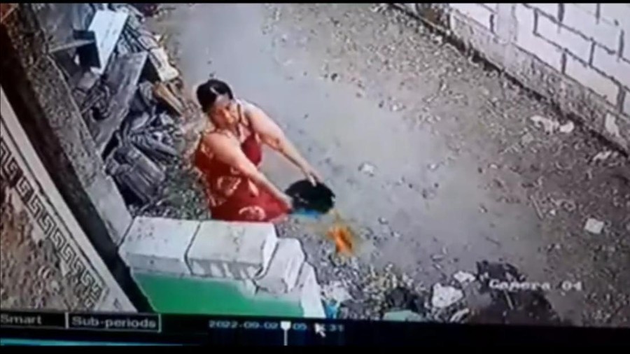 6 Fakta Soal Emak-emak Siram Air Kencing ke Rumah Tetangga Viral seorang emak-emak di Sidoarjo kerap menyiram air kencing ke depan rumah tetangganya. Polisi mengungkapkan motif pelaku melakukan aksinya tersebut.