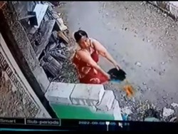Jorok! Wanita Ini Siram Kencing-Tinja ke Rumah Tetangga, Bikin Tak Betah