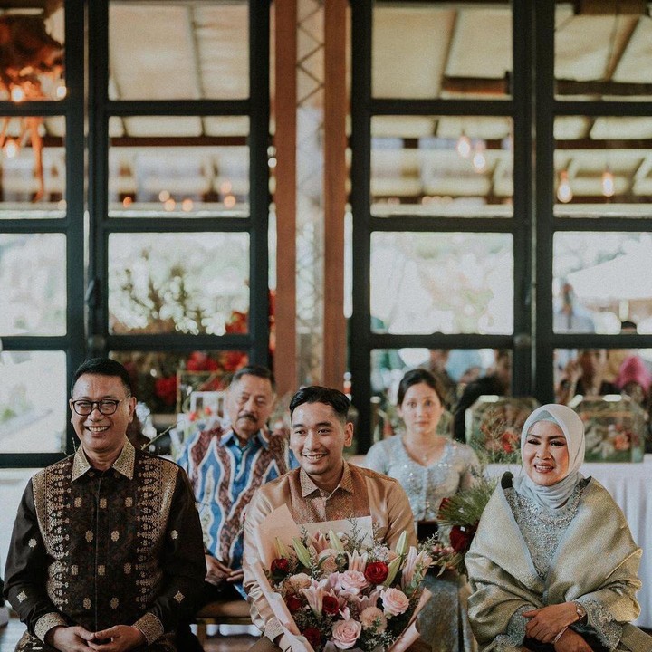 <p>Diketahui acara yang berlangsung pada Minggu, 7 Mei 2023 ini dihadiri oleh keluarga inti serta teman-teman Adinda dan Raka.(Foto: Instagram @adindathomas)<br /><br /><br /></p>