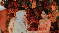 <p>Menurut informasi yang Bubun peroleh, kebaya yang dikenakan oleh pemain film <em>KKN di Desa Penari</em> ini dirancang oleh desainer Ayung Berinda. (Foto: Instagram @adindathomas)<br /><br /><br /></p>