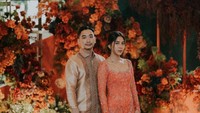 7 Potret Lamaran Adinda Thomas, Manis dengan Kebaya Oranye